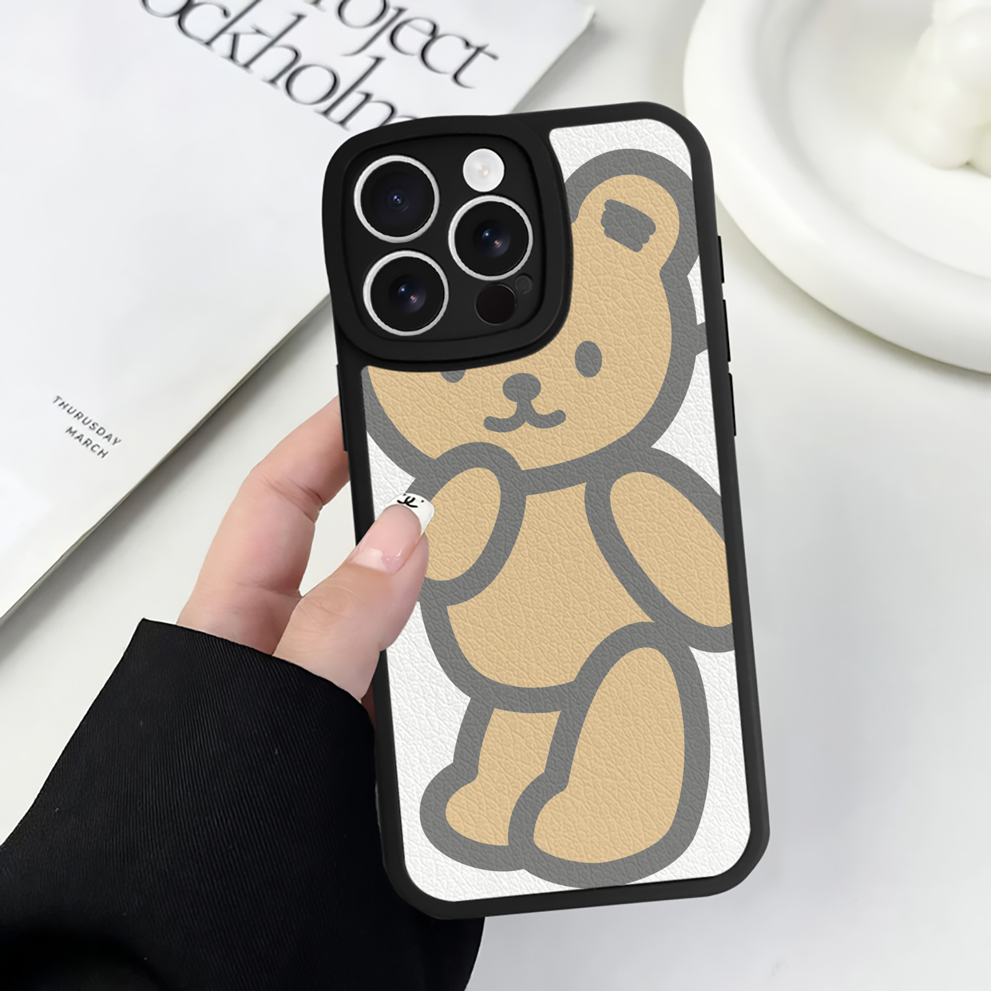 （画像用） Hello Kitty ハローキティ 【iPhone 16シリーズ対応】シリコンスマホケース（レザー調） 材質：シリコン